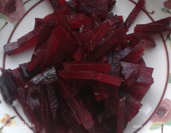 Из такого количества приведенных ингредиентов поучится около четырех порций супа, все зависит от размера овощей.
И так. Режим мелко свеклу,