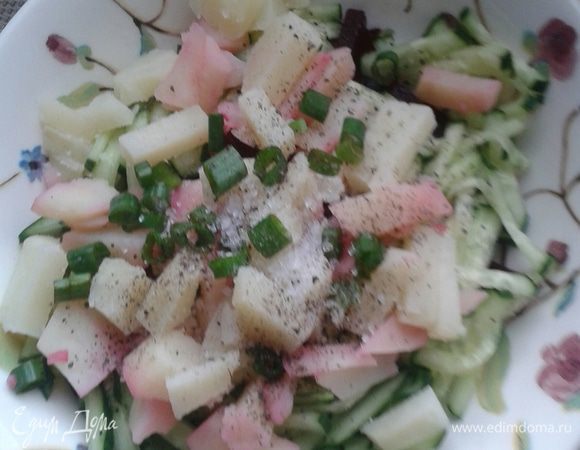 Добавляем соль, перец, мелко нарезанный зеленый лук.