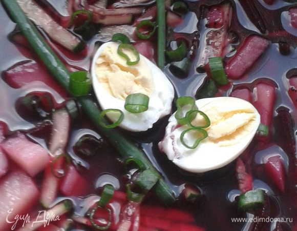 Заливаем суп свекольным квасом,  добавляем перепелиное яйцо, хрен и сметану. (На фото нет сметаны добавьте обязательно)  