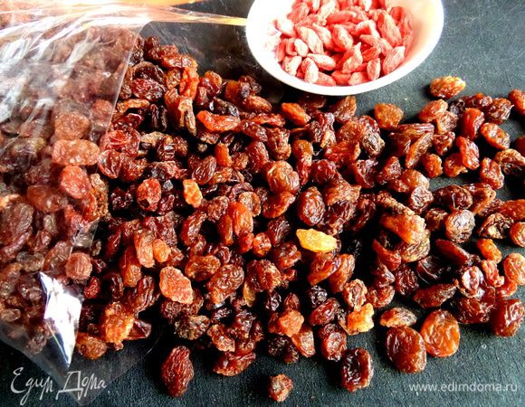 Изюм очистить от веточек,промыть.