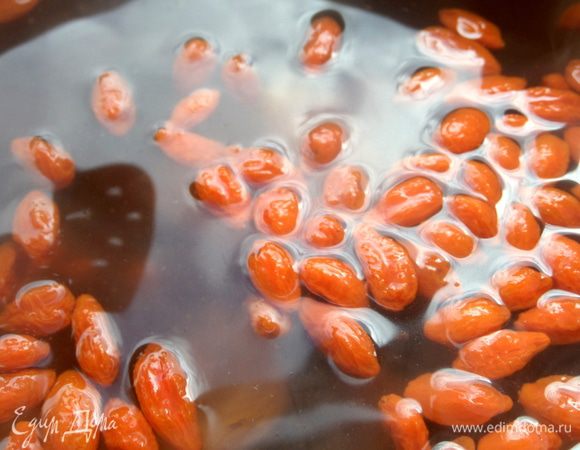 Затем яблоки убрать,процедить,а в получившийся компот высыпать ягоды и сухофрукты. Если нет готового риса,можно отварить его до полуготовности в отваре из яблок,а потом добавить остальное!