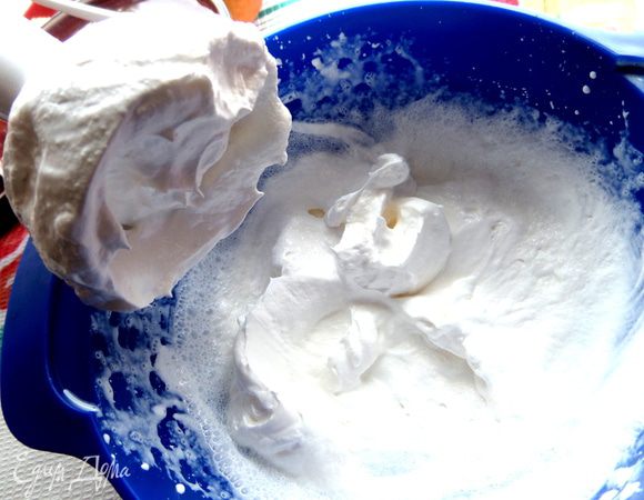 Для украшения взбиваем сливки с пудрой.