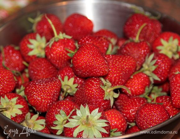 Перебираем клубнику, выбираем чистенькую, плотную и целую. Клубнику не мыть, чашелистики не обрывать!