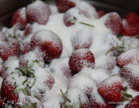 В сухой таз (важно!!!) пересыпаем клубнику и добавляем 300 грамм сахара. Энергично встряхиваем и оставляем в прохладном месте до утра (если готовить начали с вечера). Утром оставляем на 6 часов на кухонном столе.