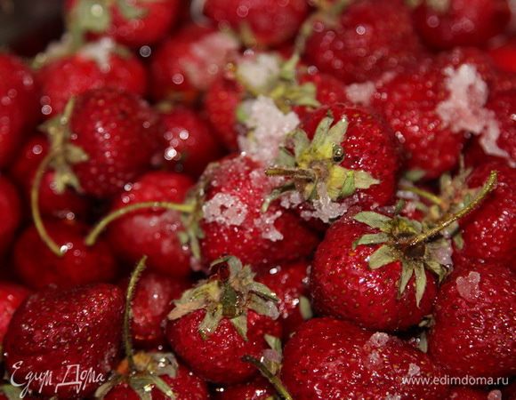 Наша клубника выделила много сока.