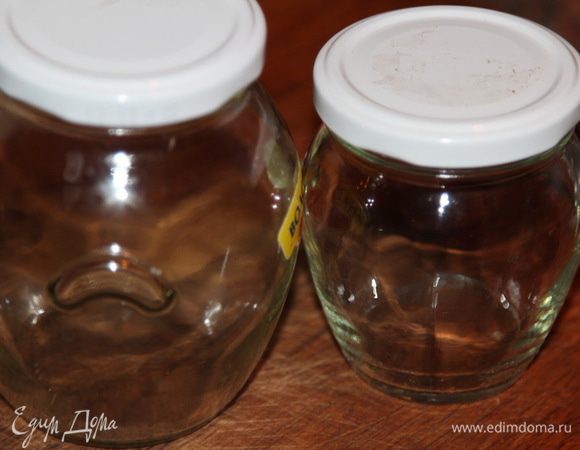 Стерилизуем баночки (я это делаю в духовке), закрываем их крышками до остывания до теплого. 
