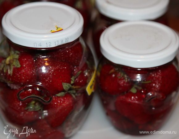 Перекладываем клубнику в баночки, укладываем до самого верха плотно.