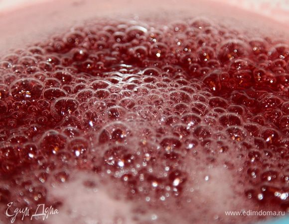 Ставим таз на огонь и доводим сироп до кипения. Сахар растворяется очень быстро.