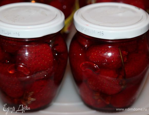 Разливаем сироп по баночкам, накрываем их крышками. У меня крышки закручивающиеся, поэтому я их прокрутила легонько, а если обычные закаточные крышки, нужно чем-нибудь придавить чтобы во время стерилизации вовнутрь не попал влажный пар.