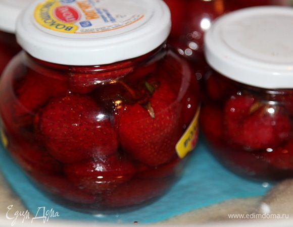 На дно таза выкладываем подкладку под баночки, наливаем воду, доводим до горячего и ставим банки так, чтобы они были в воде наполовину. Стерилизуем 20 минут и следим чтобы вода не кипела бурно!