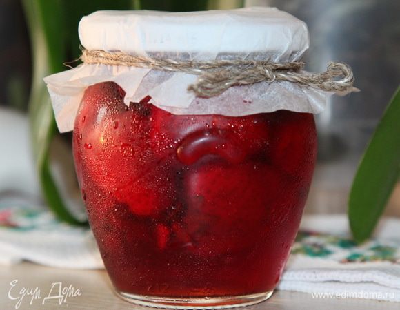 Проверили? Переворачиваем банки и отправляем их на хранение. Хочу здесь пометить особо: девочки, банки всегда переворачивают исключительно для того, чтобы проверить плотно ли закупорена крышка. Если банка плохо закрыта, то появятся пузырьки воздуха, а по контуру крышки появится либо маринад, либо сироп (смотря что мы консервируем). Если минут через 5 все в порядке, переворачивайте банки и пусть они у вас стоят как положено - на донышке, а не на крышке. Если все-таки обнаружен дефект, то банку нужно вскрыть, слить жидкость, еще раз прокипятить и снова залить и закатать банку. Приятных вам хлопот с заготовками и много необычных рецептов!