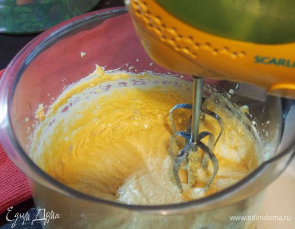 Сливочное масло размягчить до комнатной температуры. Взбить миксером сливочное масло с сахаром. Взбивая, добавить яйцо. Подмешать светлую патоку или мёд. Взбить всё до однородности.