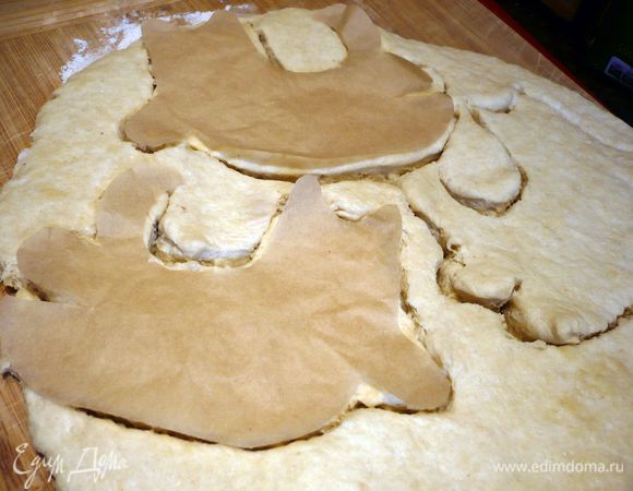 Делаем тесто по рецепту http://www.edimdoma.ru/retsepty/65907-pashalnye-zaytsy-v-temno-sinem-lesu. Из пекарской бумаги вырезаем трафарет котика. Накладываем его на раскатанное тесто и вырезаем по трафарету. У меня получилось 4 котика. 