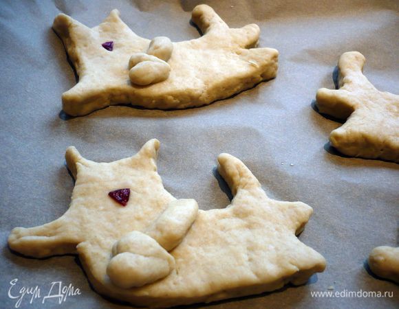 Из остального теста лепим 4 лапки (по лапке для каждого кота) и сердечки. Прикрепляем сердечки и лапки. Из брусники вырезаем носик-треугольник. Дарим нашим котикам носики.