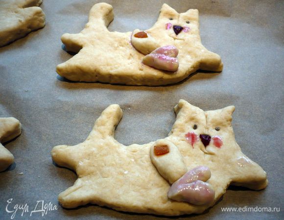 Кусочек кураги — пуговка для лапки. Глазки — зернышки кардамона. Сначала я подкрасила щеки и сердечко вишневым соком, но в процессе выпечки он становится очень блеклым, поэтому предлагаю сварить сироп из сахара и вишневого сока, дать ему пару минут покипеть, снять с огня, дать полностью остыть и стать густым. 