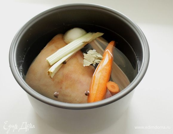Рульки тщательно моем. Закладываем в кастрюлю рульку, лук, морковь,сельдерей (целиком), примерно полголовки очищенного чеснока.