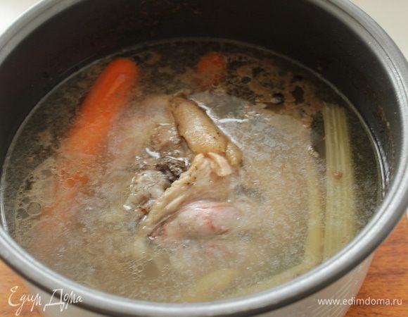 Заливаем водой, чтобы мясо скрылось и ставим варить на 2,5-3 часа на медленном огне. Вода должна кипеть, но не очень бурно,посолить по вкусу. Я это делала в мультиварке.