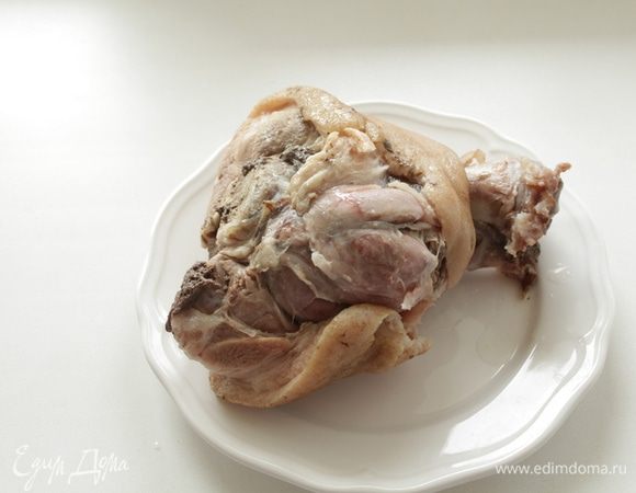 Рульку достаем их из кастрюли и даем остыть.