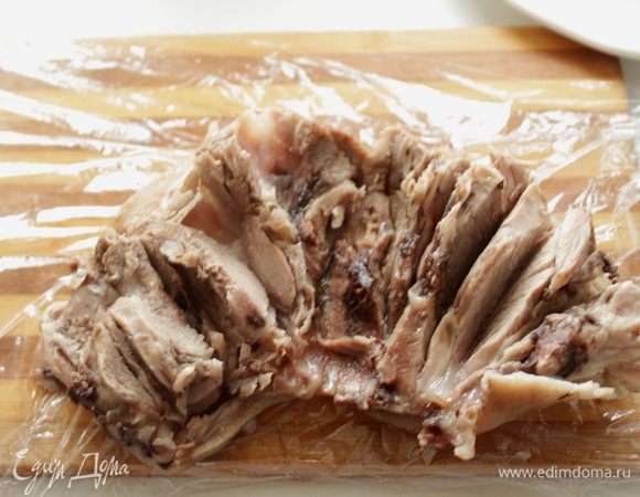 Делаем надрез вдоль кости и аккуратно снимаем кожицу и мясо пластом.  Надрезаем вдоль большие куски мякоти. 