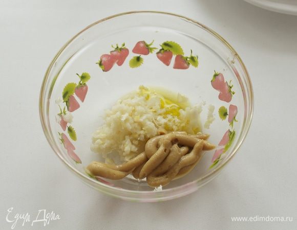 Смешиваем горчицу, продавленный через пресс остальной чеснок и растительное масло. 