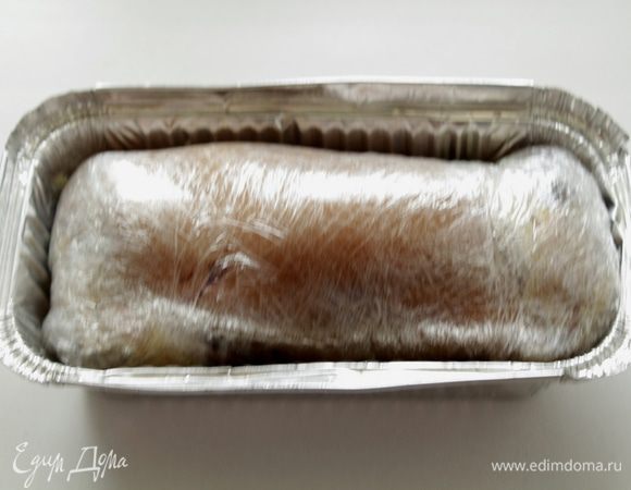 Туго сворачиваем рульку рулетом так, чтобы снаружи оказалась кожица, а внутри мясо с маринадом.Укладываем их в  ёмкость и помещаем под гнёт в холодное место на сутки. 