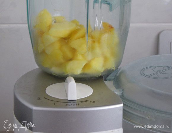 Надрезать персики крест-накрест, опустить их в кипяток, затем в холодную воду и очистить от кожицы. Удалить косточки, мякоть нарезать и положить в блендер. У нас сейчас не купить хороших персиков, поэтому я заменила нектаринами.