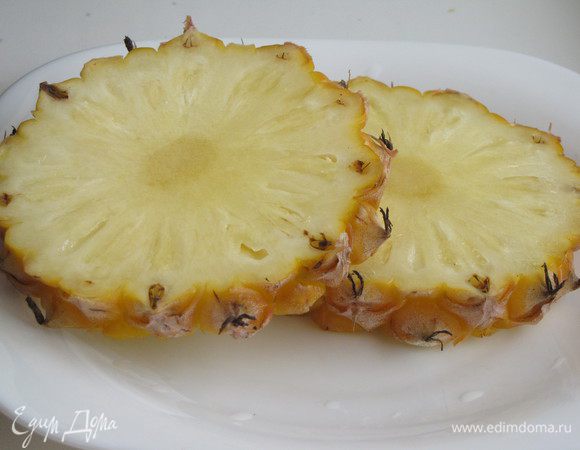 От свежего ананаса отрезать два кружка.