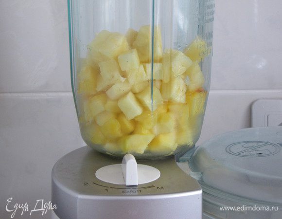 Ананас очистить, нарезать кубиками и добавить к персикам.