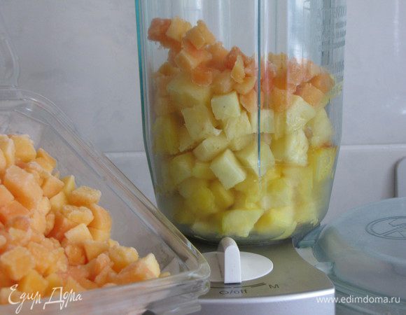 Добавить замороженные кусочки папайи, примерно 3 ст. л. Если у вас ее нет, то можно не добавлять.