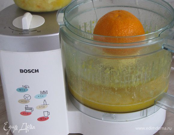 Из двух апельсинов отжать сок.