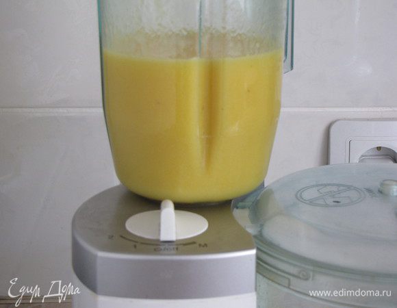 Добавить апельсиновый сок в блендер и все взбить до однородности.