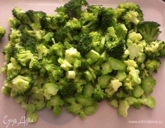 Брокколи промыть, разделить на крупные соцветия. Отварить (по вкусу), я люблю хрустящие брокколи, варила буквально 2 минутки.
Остудить. 
Разделить на мелкие соцветия, или нарезать.