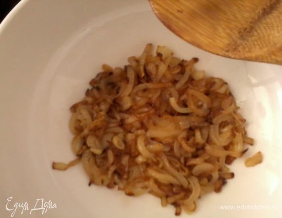 Лук нарезать полукольцами и обжарить до золотистого цвета на оливковом масле.