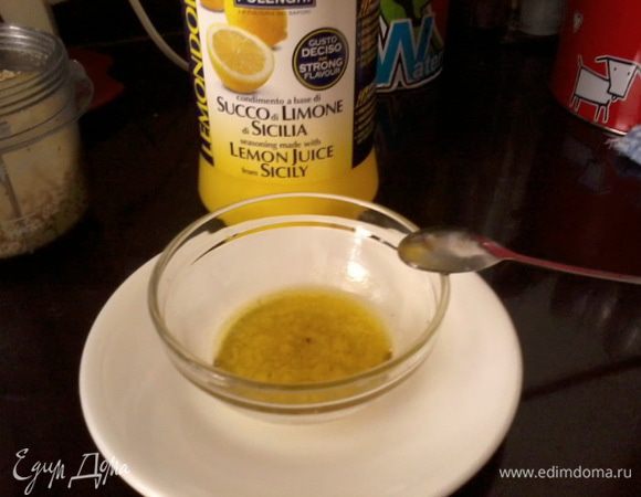 Приготовить заправку. 
Смешать оливковое масло + яблочный уксус + черный молотый перец + соль + сок лимона (2 ст ложки).