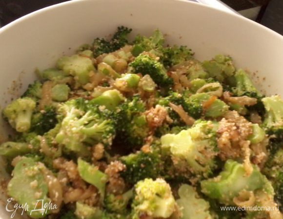 Смешать брокколи и жаренный лук, добавить миндаль и заправку.
Приятного аппетита.