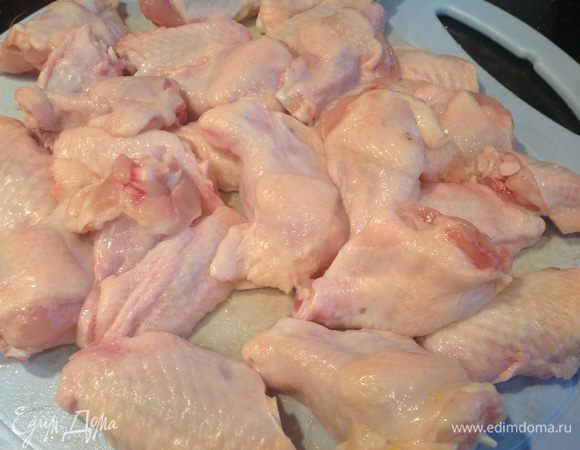 Крылышки помойте и разделите по суставам.