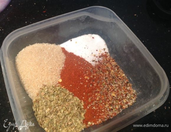 Смешайте паприку, соль, сахар, перец чили и орегано.