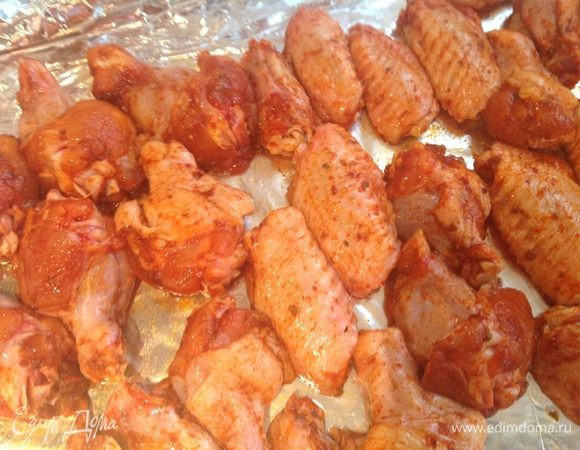 Противень застелите фольгой, смажьте растительным маслом и выложите крылышки. Запекайте в духовке  30-40 минут.