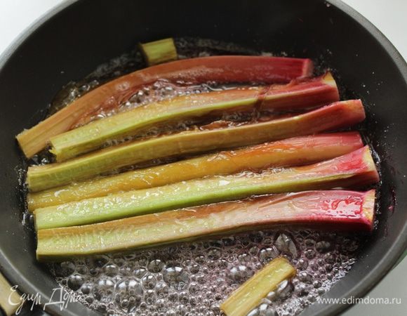 Ревень вымыть, очистить и нарезать полосками, равными по длине формы,положить в сковороду, посыпать 50 г сахара и тушить 5 минут на медленном огне, переворачивая. 