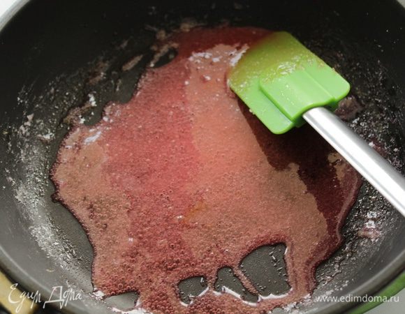 В сок, образовавшийся при тушении, добавить 50 г сахара и варить на медленном огне 2 минуты. 