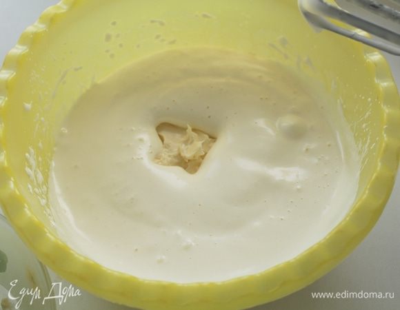 Добавить размягченное масло.