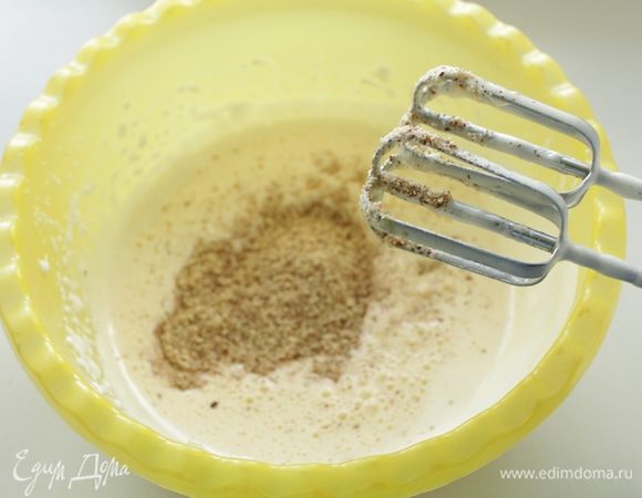 Не прекращая взбивать - добавляем молотый миндаль.