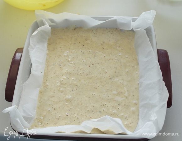 Тестом залить выложенный в форму ревень.