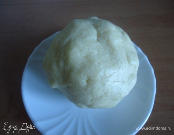 Готовим песочное тесто.  100 гр сл. масла соединяем с 2 ст.л. сахара , 5 ст.л. муки  и разрыхлителем. Формируем шар и убираем в холод на 30 минут.  Как основу можно использовать любое тесто. В оригинальном рецепте использовалось слоеное тесто, а мне больше нравится песочное. 