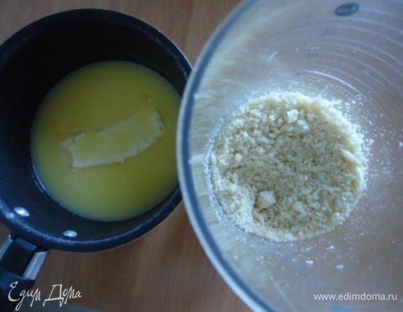 Молоко со сливками слегка подогреть, добавить масло и молотый миндаль. Тщательно перемешать и довести до кипения, но не кипятить. 