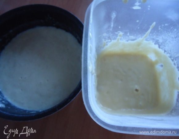 Горячую миндальную массу вводим в яично-мучную смесь  порциями  при постоянном помешивании. 