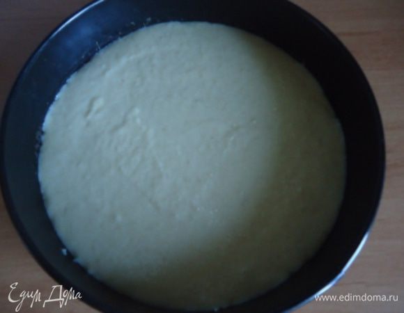 На корж выкладываем крем, он как густая сметана. Выпекаем в духовке при 200* 20 -25 минут. 