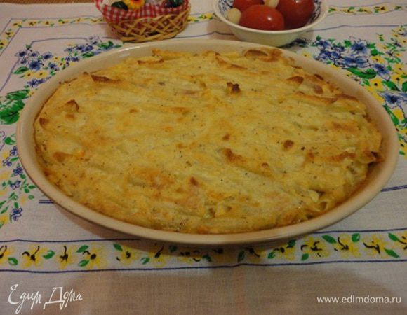 Только теперь приступаем к приготовлению молочного соуса, чтобы не дать ему загустеть. В первую очередь нагреть молоко до 50 - 60 градусов, а яйца слегка взбить. Затем муку спассеровать в оставшемся сливочном масле и, помешивая венчиком, разбавить горячим молоком. Дать закипеть, снять с огня и, не переставая помешивать, влить взбитые яйца. Добавить мускатный орех, соль и перец по вкусу.
Залить макароны молочным соусом и запекать пастицио до румяной корочки в течение 35-40 минут.