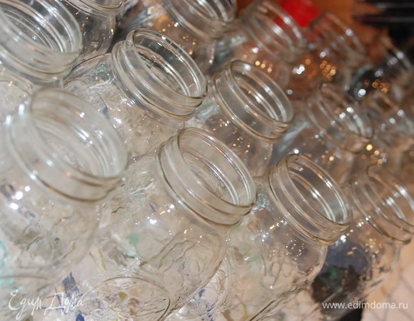 Банки и крышки стерилизуем. Выкладываем на сухое чистое полотенце и даем полностью высохнуть.