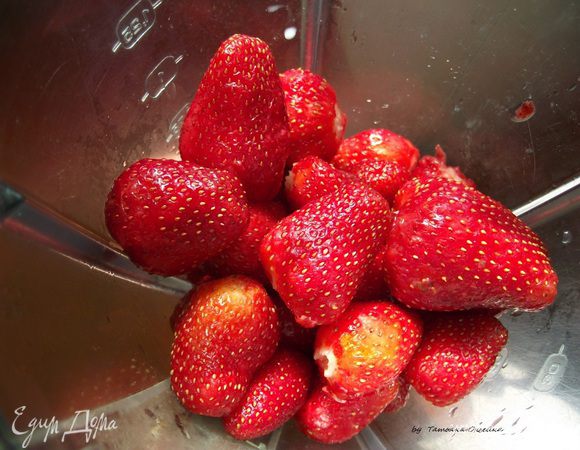 Клубнику отправляем в блендер и взбиваем в пюре.